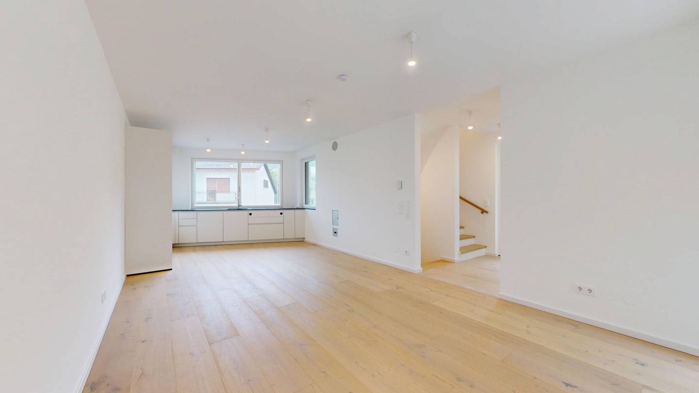 Ulmenstraße 24 – Green family happiness on three levels: First occupancy for rent with garden and mountain view