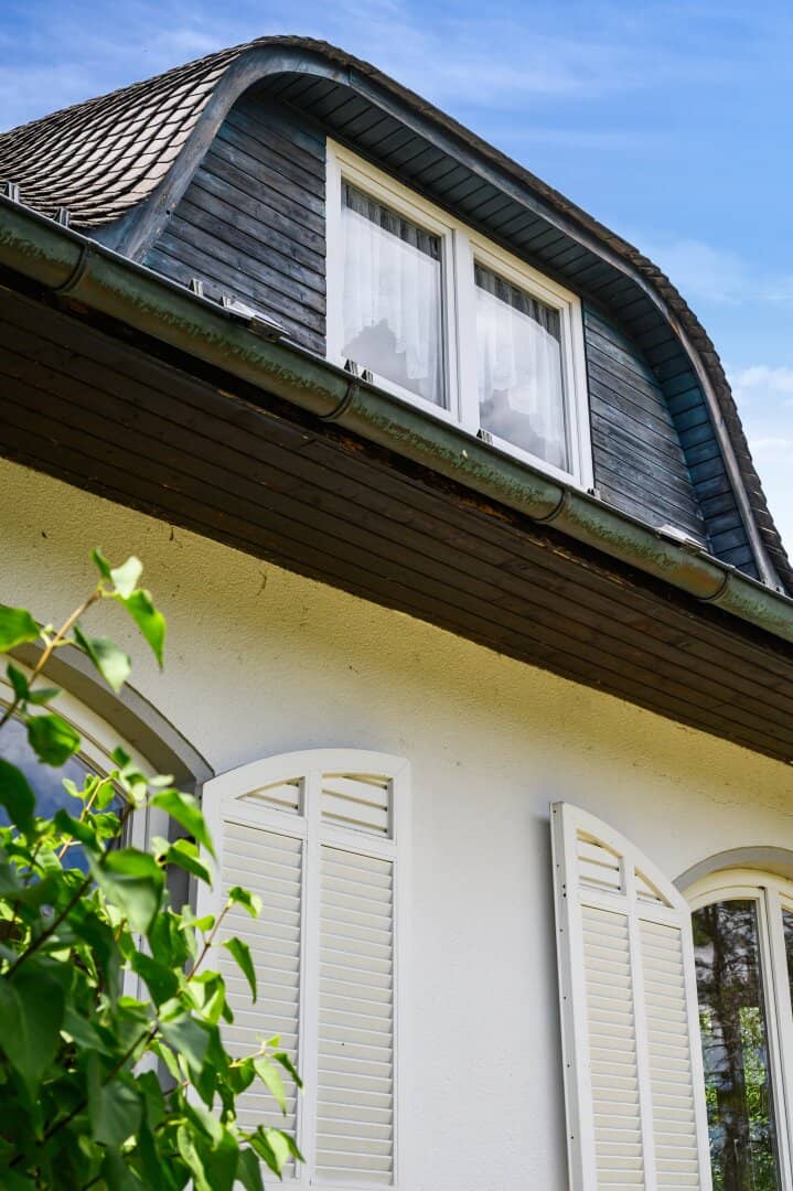 Zeitlose Architektur. Großzügige Räume. Ein Grundstück mit Parkcharakter.