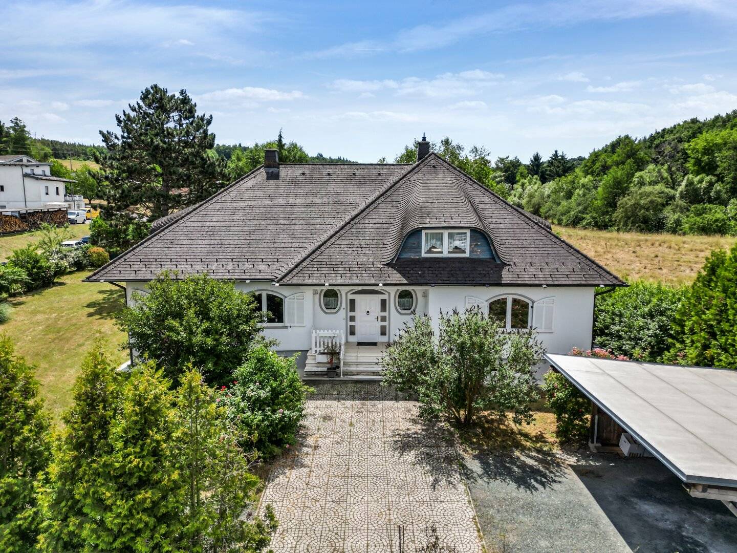 Zeitlose Architektur. Großzügige Räume. Ein Grundstück mit Parkcharakter.