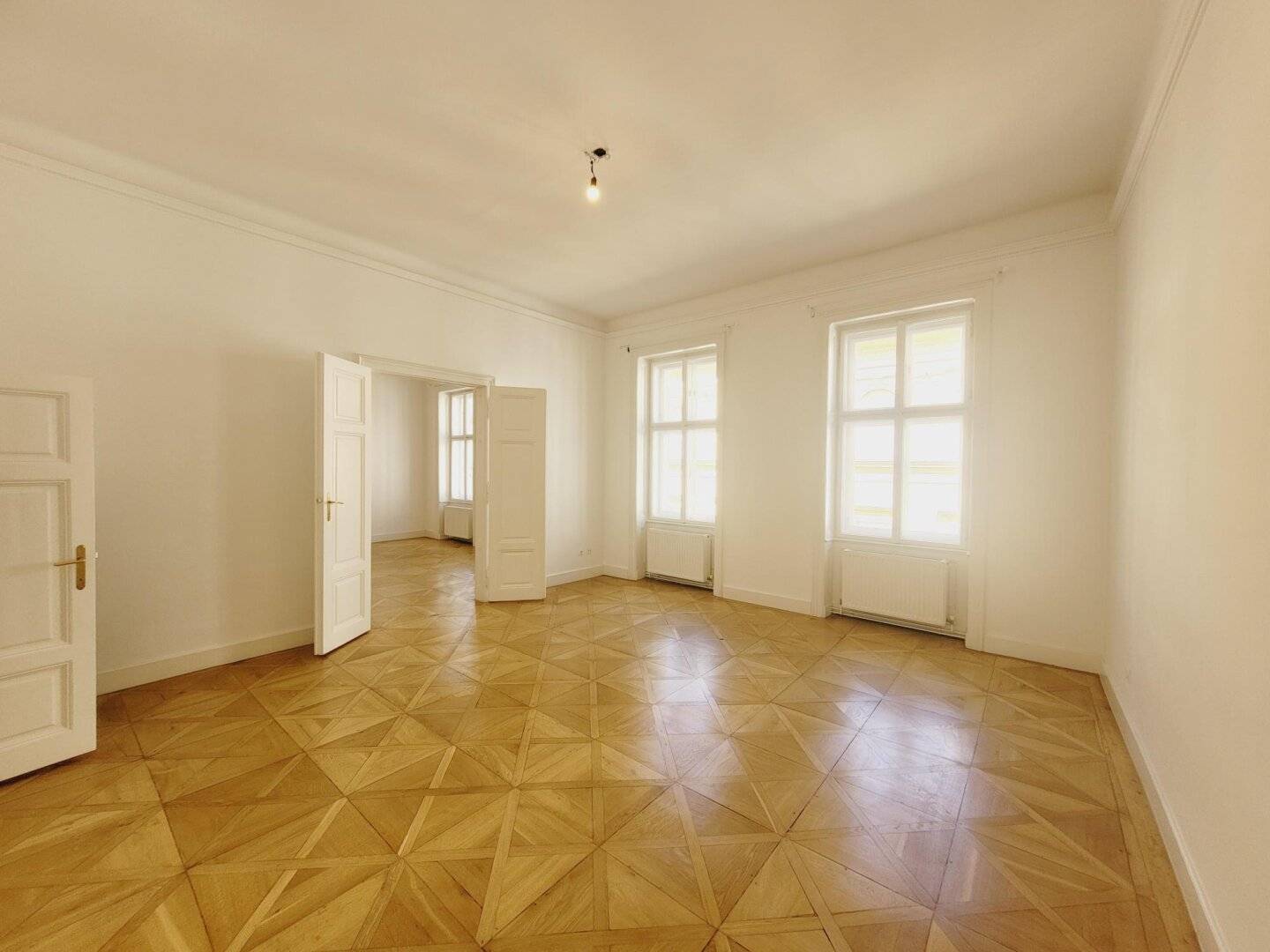Fichtegasse: Air-conditioned 3-room Apartment in Beautiful Period Building