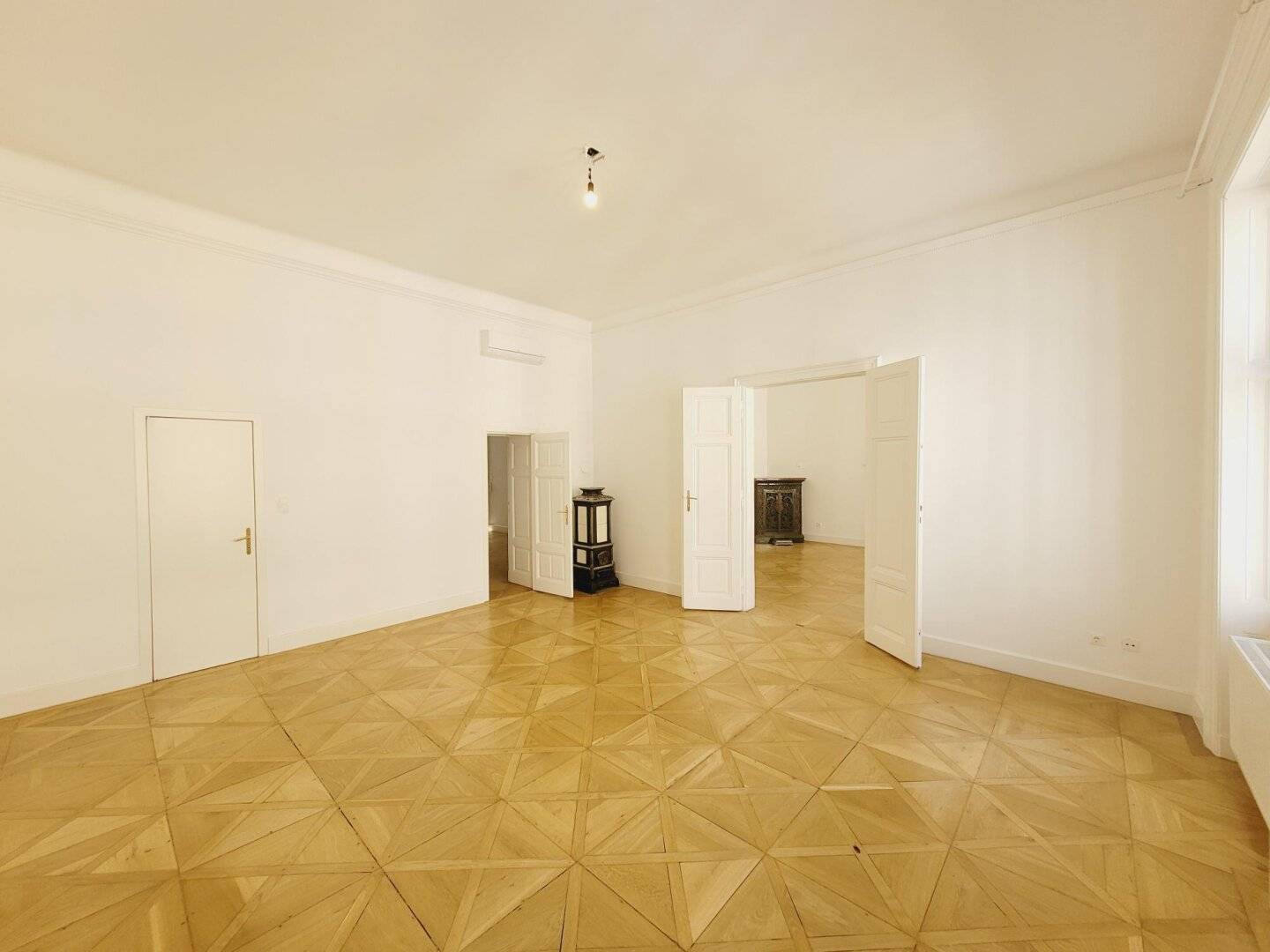 Fichtegasse: Air-conditioned 3-room Apartment in Beautiful Period Building