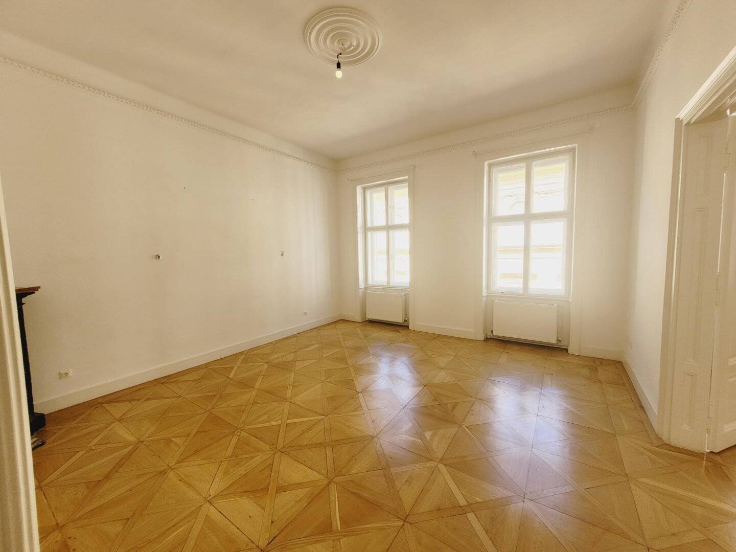 Fichtegasse: Air-conditioned 3-room Apartment in Beautiful Period Building