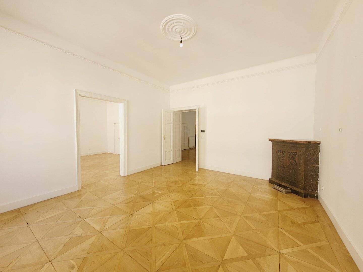 Fichtegasse: Air-conditioned 3-room Apartment in Beautiful Period Building