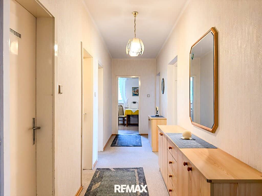 3-Zimmer-Wohnung mit verglaster Loggia, Lift, Parkplatz &amp; Keller