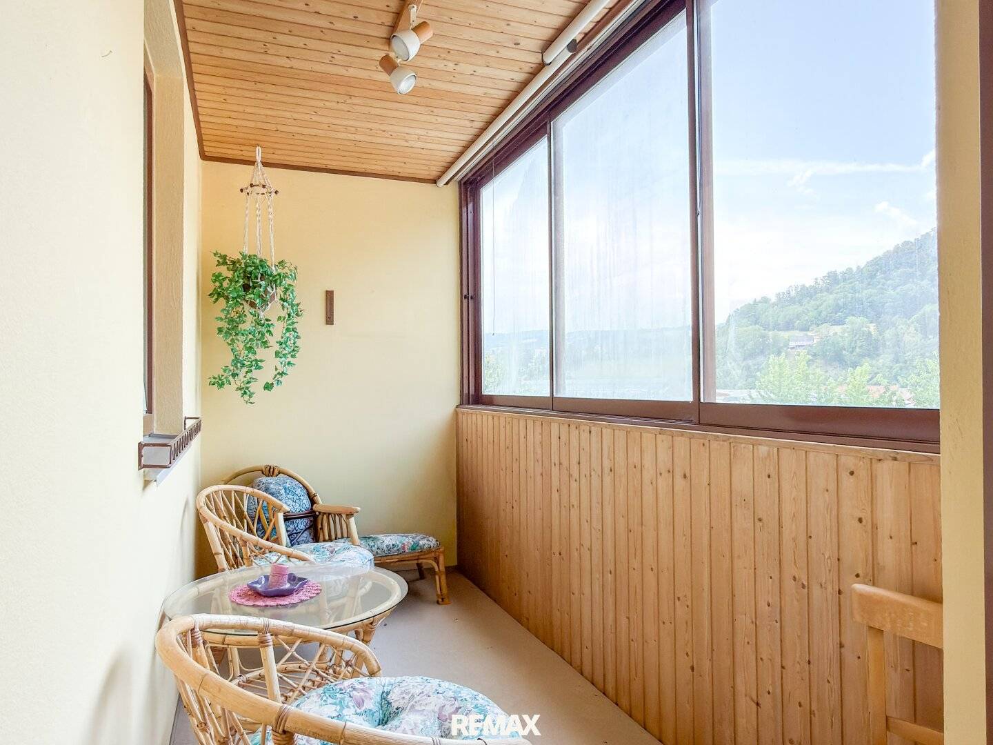 3-Zimmer-Wohnung mit verglaster Loggia, Lift, Parkplatz &amp; Keller