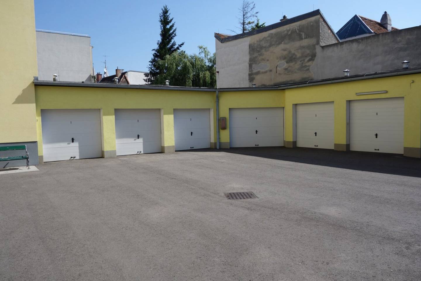 3 Garagen mit großen Innenhof Nähe Bahnhof