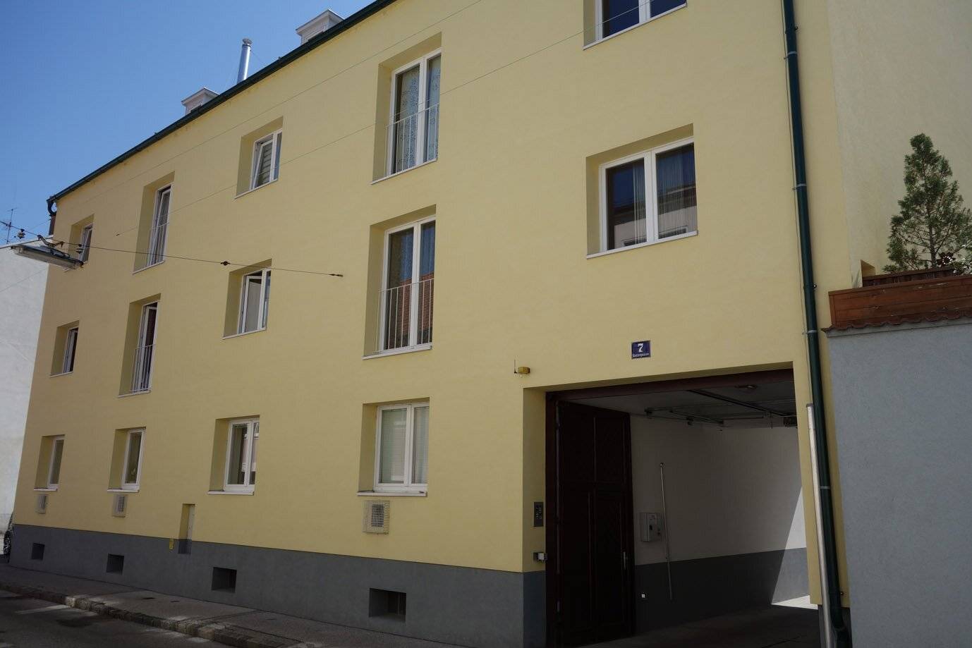 3 Garagen mit großen Innenhof Nähe Bahnhof