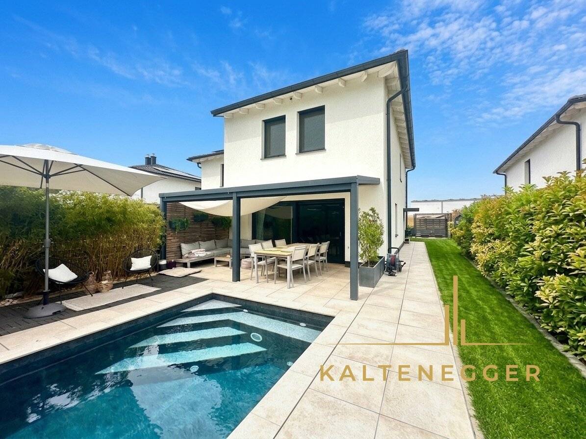 Modernes Familienidyll mit Pool und stilvollem Ambiente