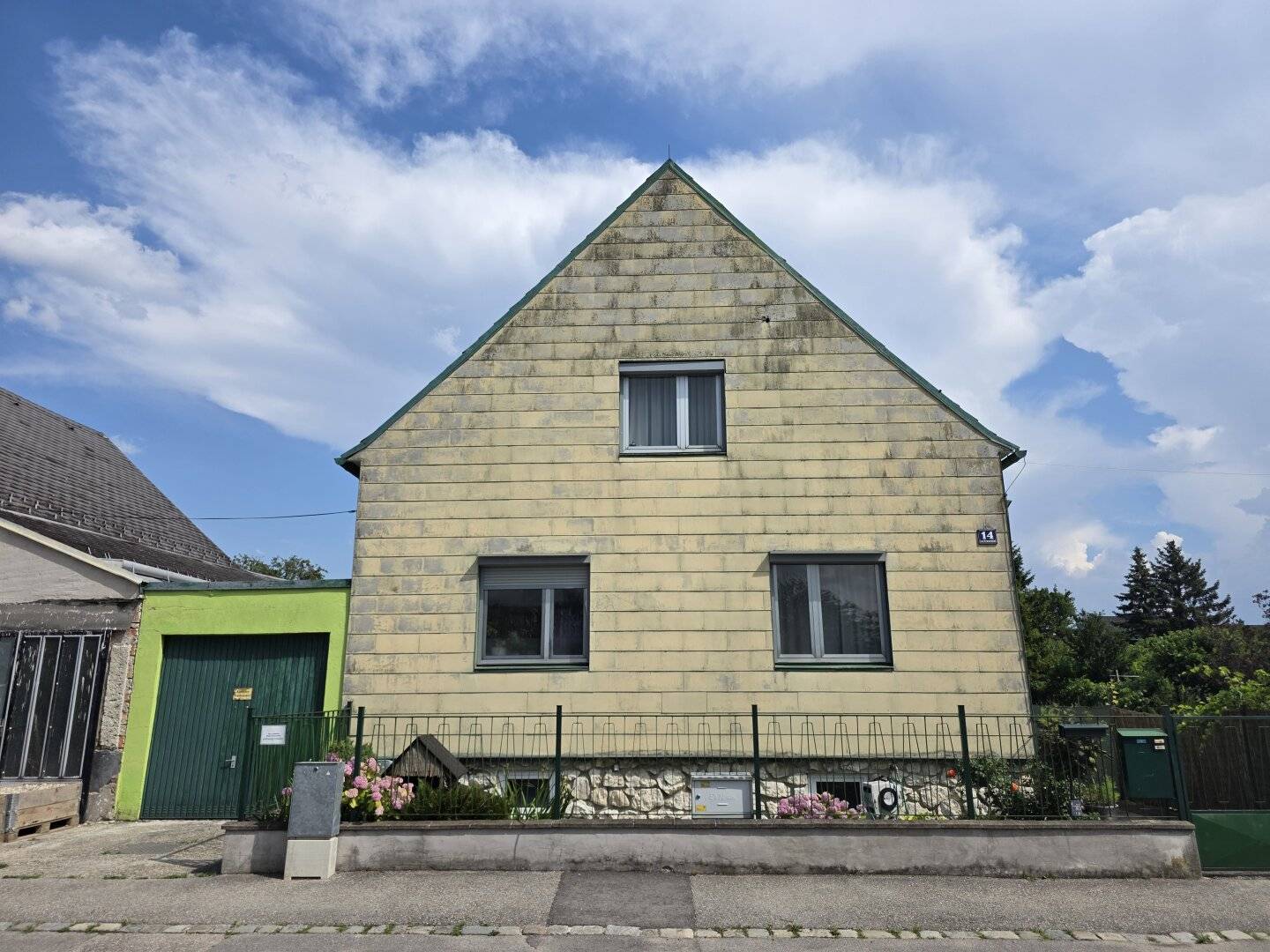 Renovierungsbedürftiges EIN- oder ZWEIFAMILIENHAUS in RUHELAGE mit 3 Garagenplätzen