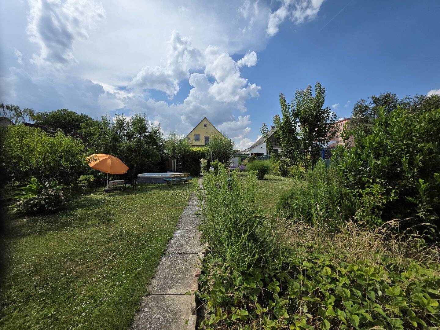 PRIME LOCATION: quiet building plot with demolition house - up to 3 residential units, no construction obligation