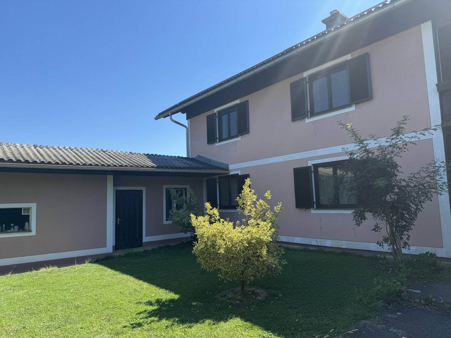 Großzügiges Ein- oder Zweifamilienhaus mit weitläufigem Garten, vier Garagen, Werkstatt und viel Raum für Familie, Hobby und Platz für neuen Wohnraum in der Südsteiermark
