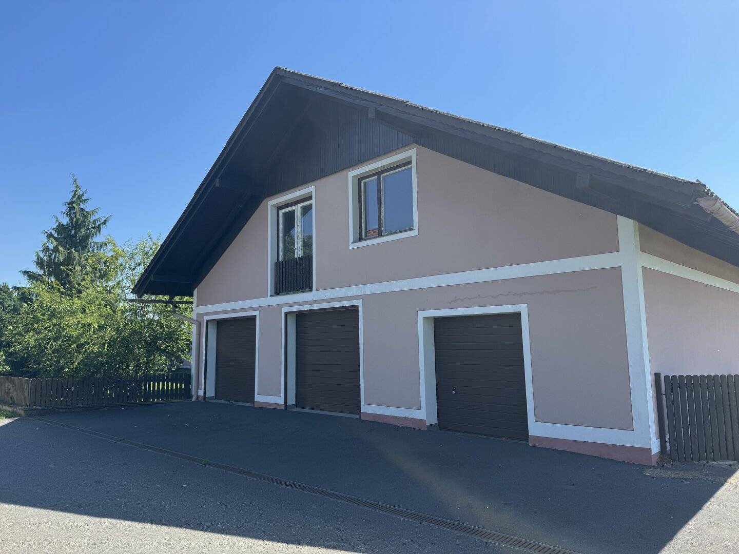 Großzügiges Ein- oder Zweifamilienhaus mit weitläufigem Garten, vier Garagen, Werkstatt und viel Raum für Familie, Hobby und Platz für neuen Wohnraum in der Südsteiermark