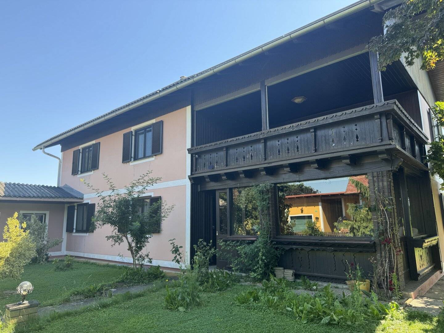 Großzügiges Ein- oder Zweifamilienhaus mit weitläufigem Garten, vier Garagen, Werkstatt und viel Raum für Familie, Hobby und Platz für neuen Wohnraum in der Südsteiermark
