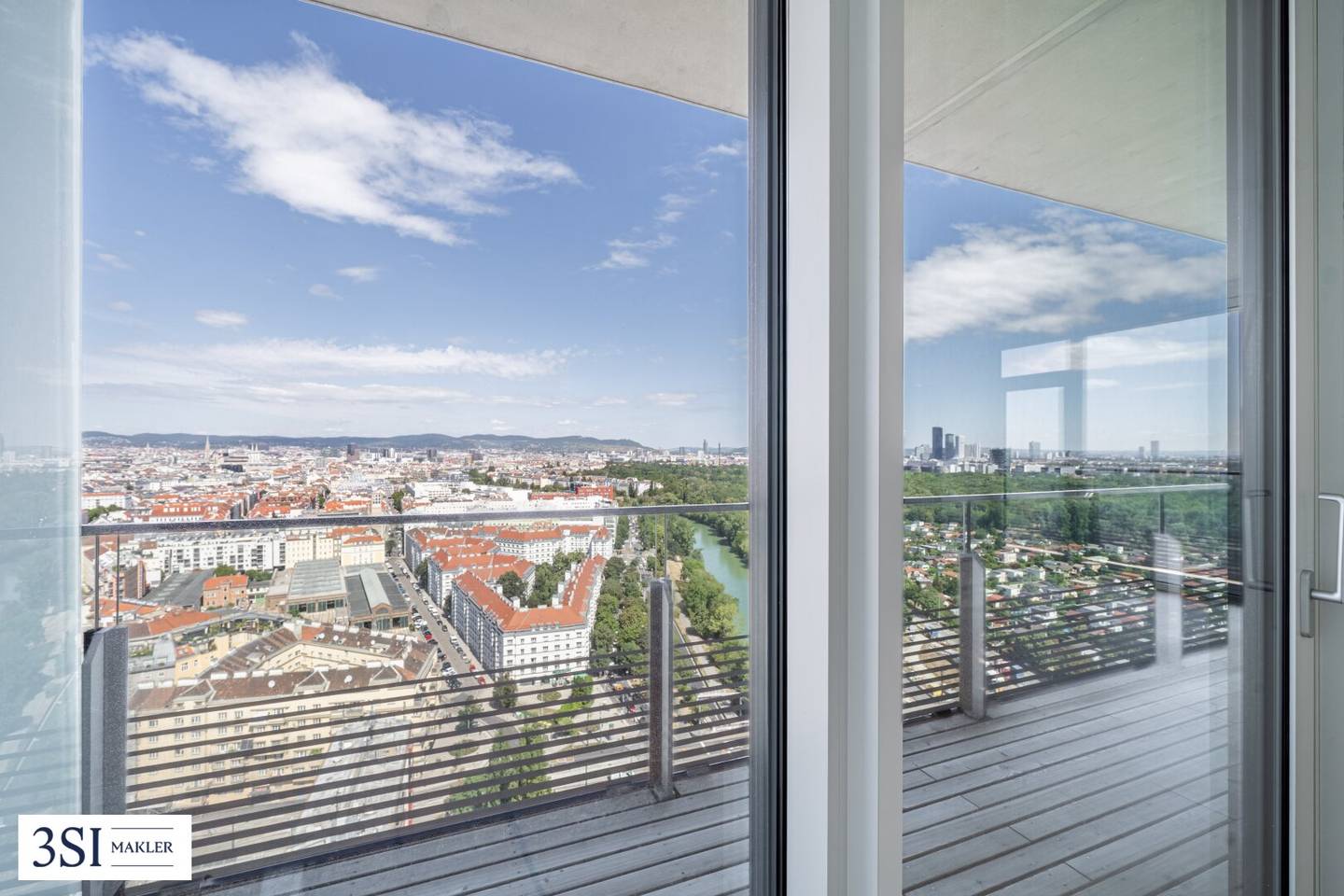 Exklusive Wohnung im TRIIIPLE Tower mit atemberaubendem Ausblick, Rooftop-Pool &amp; Concierge Service