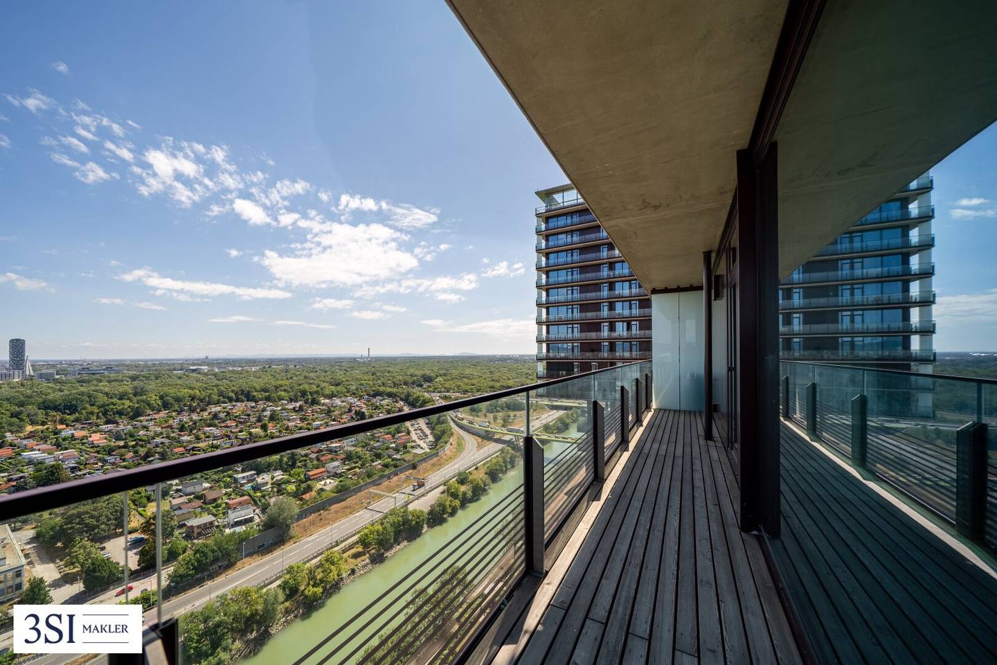 Exklusive Wohnung im TRIIIPLE Tower mit atemberaubendem Ausblick, Rooftop-Pool &amp; Concierge Service