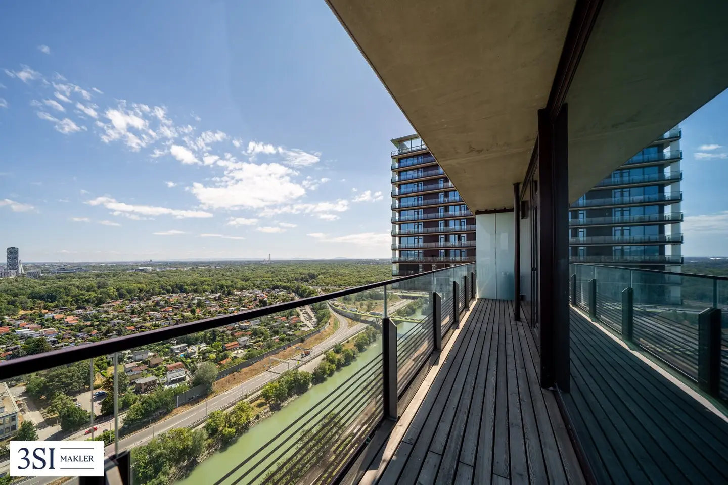Exclusive apartment in TRIIIPLE Tower with breathtaking view, rooftop pool & concierge service