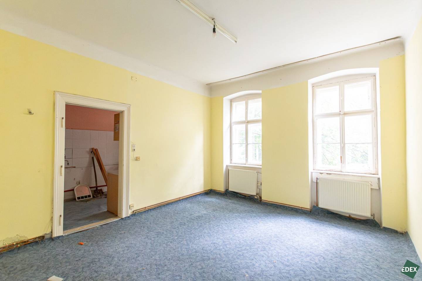 Renovation-required 1-room period apartment with development potential