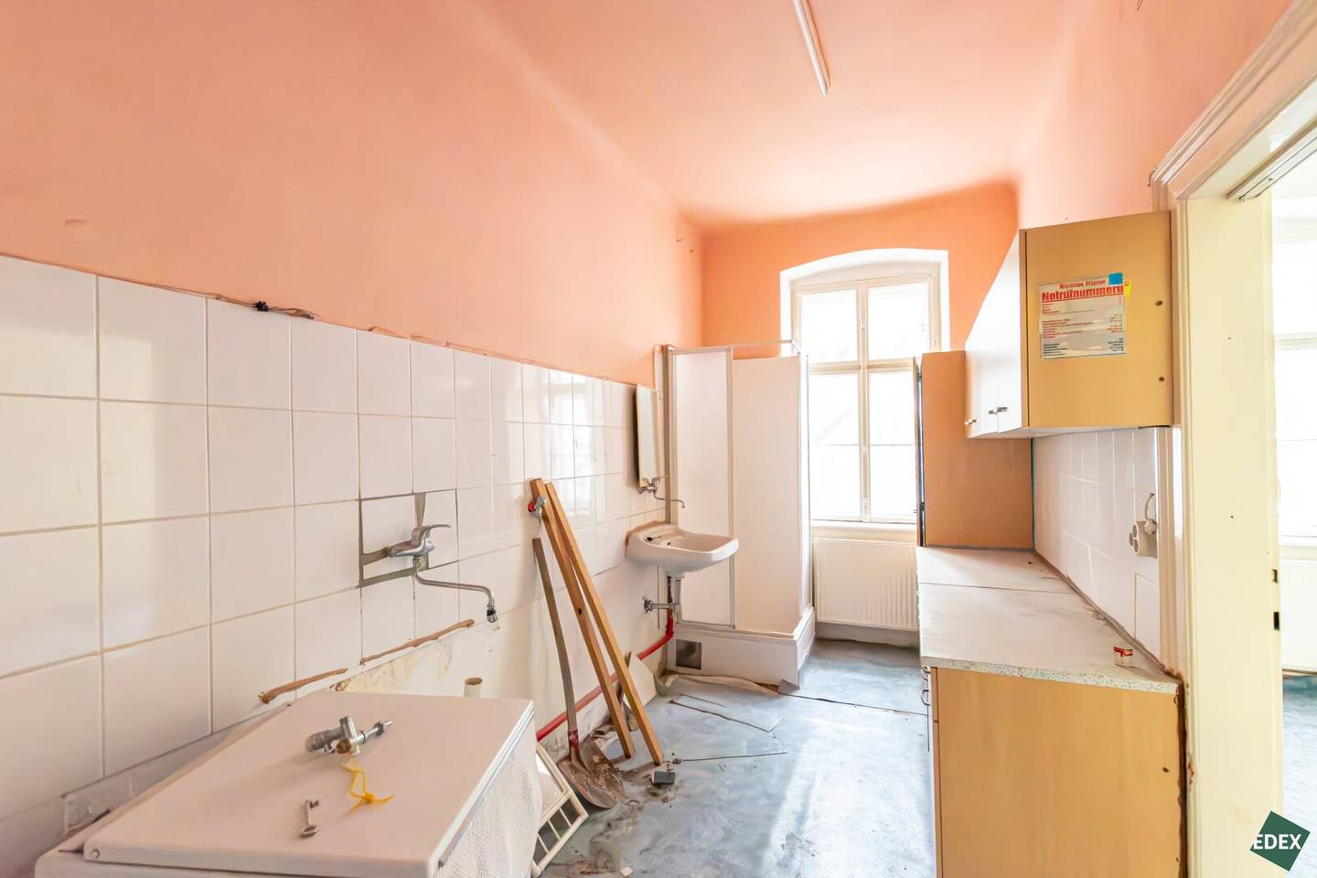 Renovation-required 1-room period apartment with development potential