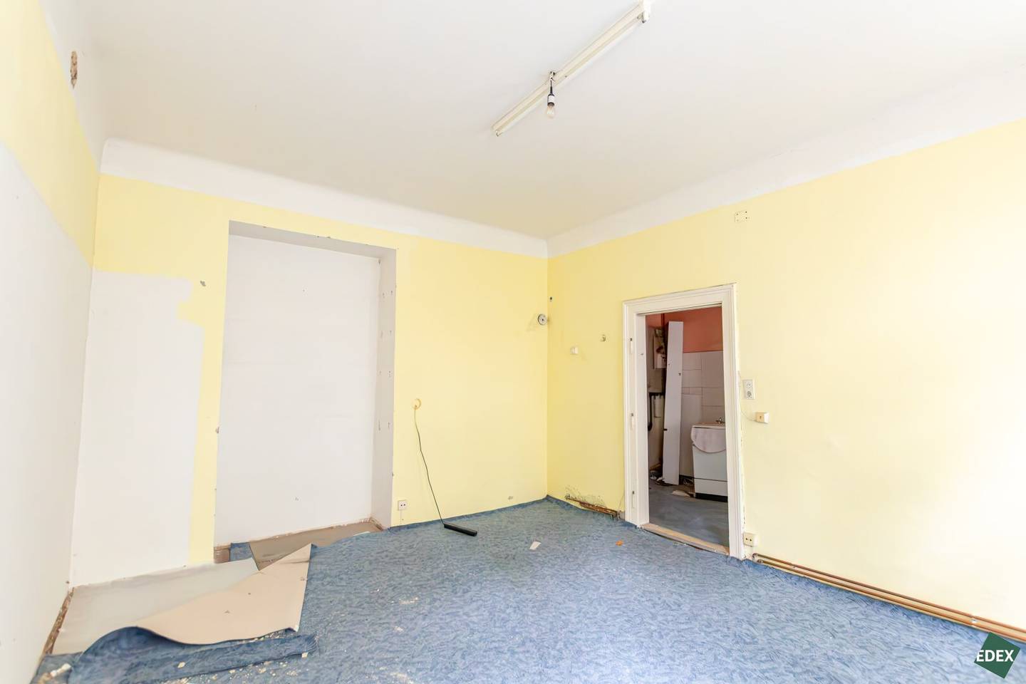 Renovation-required 1-room period apartment with development potential