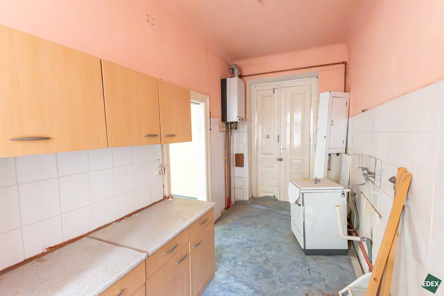 Renovation-required 1-room period apartment with development potential