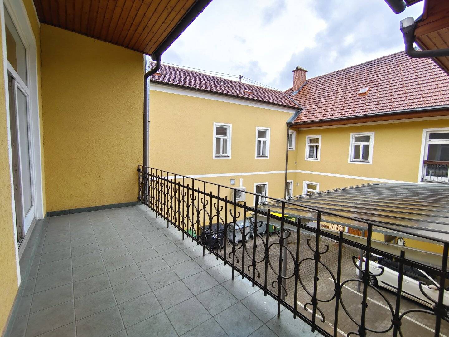 Modern apartment in prime location at the main square with parking