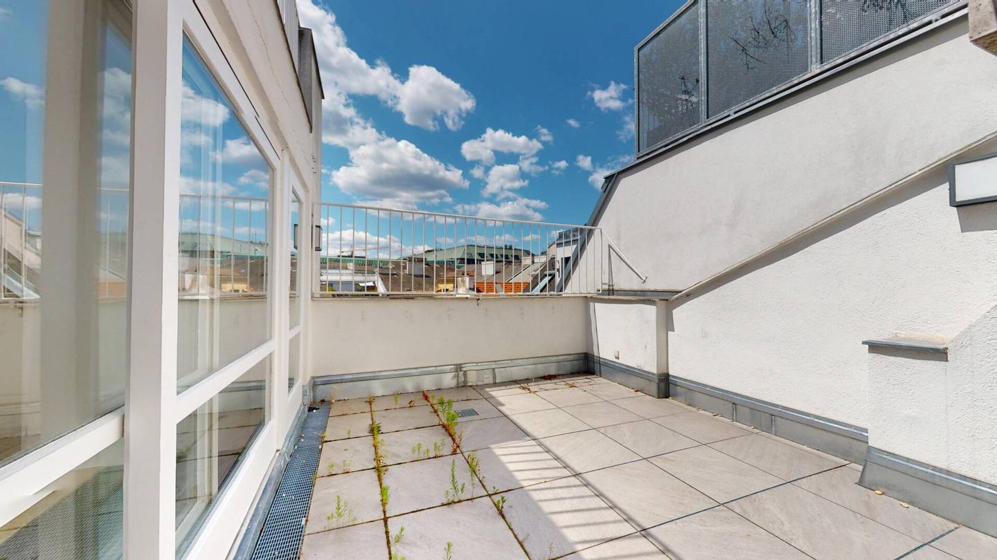 Commission-free - Representative Attic Space at Votivpark: Loft Office / Practice on 2 Levels with Terraces