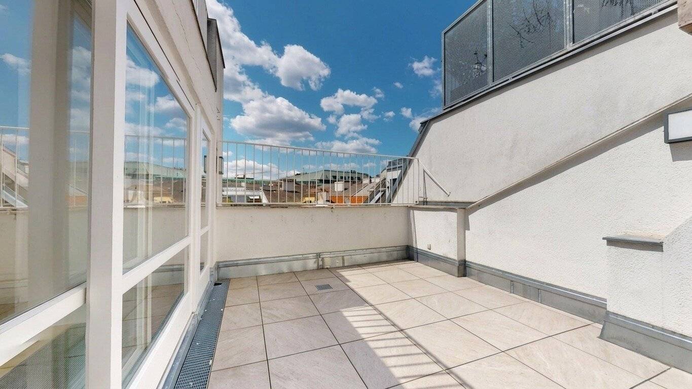Commission-free - Representative Attic Space at Votivpark: Loft Office / Practice on 2 Levels with Terraces