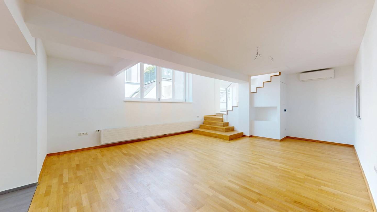 Commission-free - Representative Attic Space at Votivpark: Loft Office / Practice on 2 Levels with Terraces