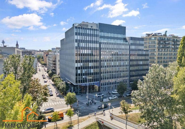 Neubauwohnung mit großer Terrasse und repräsentativem Innenhof