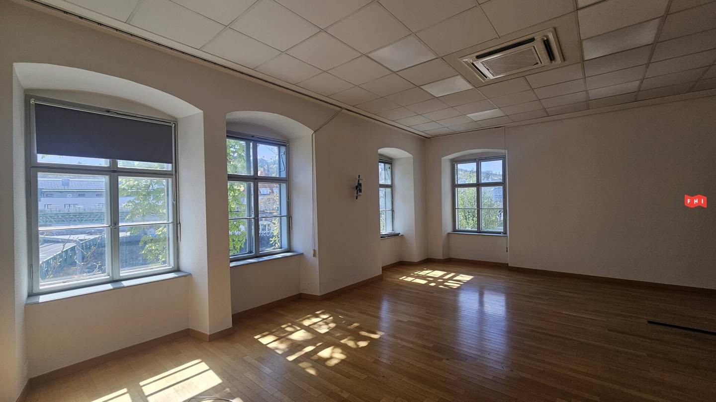Spacious office approx. 300 m2 in a historic mill building near U4 Hütteldorf / West exit