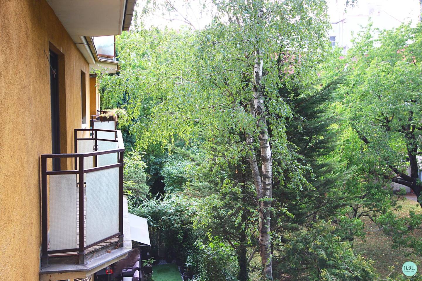 Quiet courtyard apartment with view of greenery and perfect transport connections
