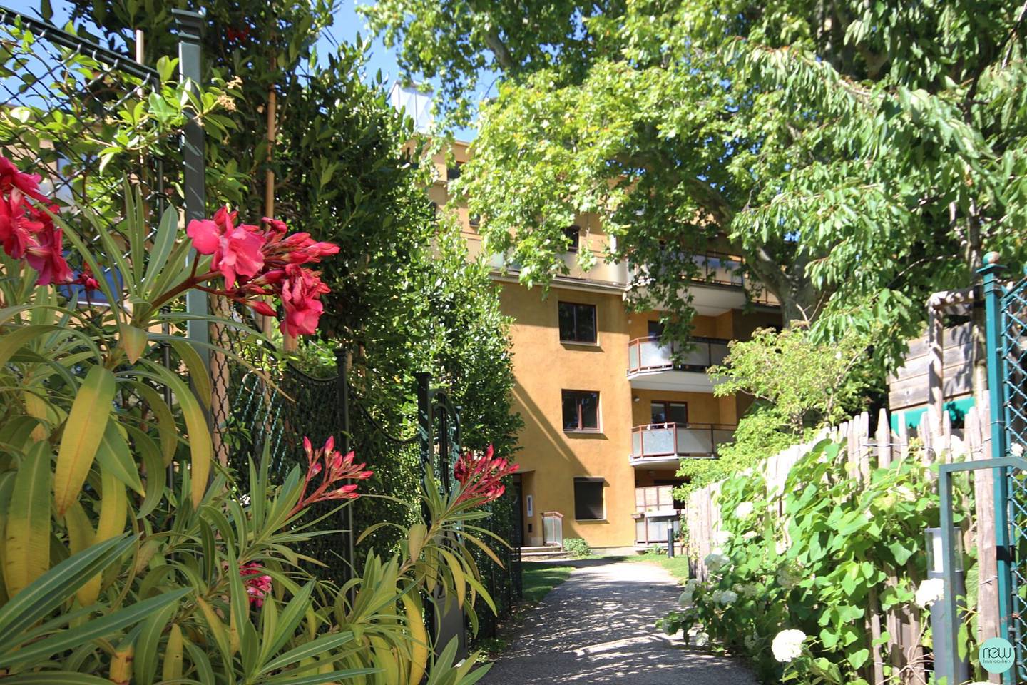 Quiet courtyard apartment with view of greenery and perfect transport connections