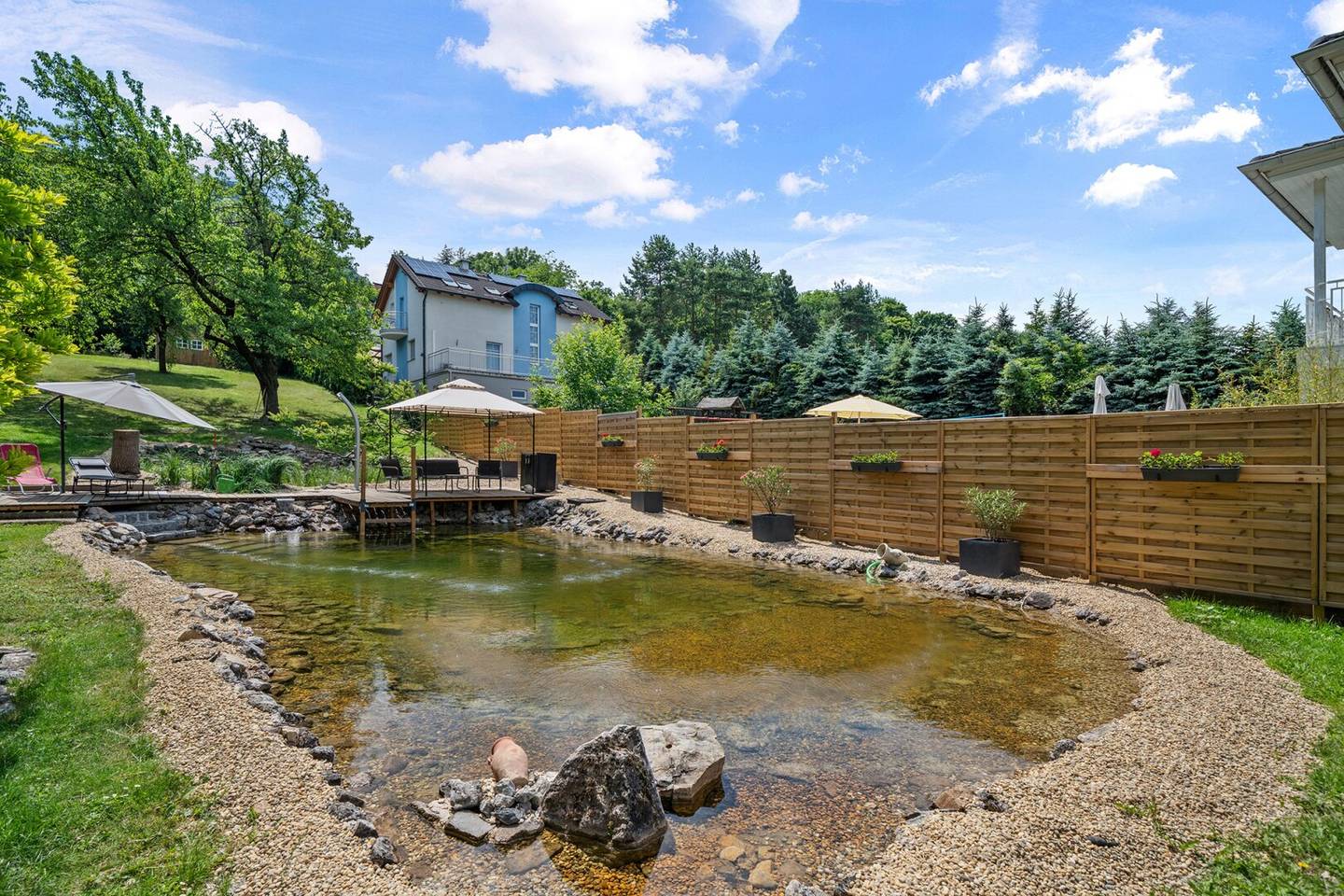 Großes Anwesen mit Schwimmteich und Burgblick – eine grüne Oase im Herzen von Hainburg