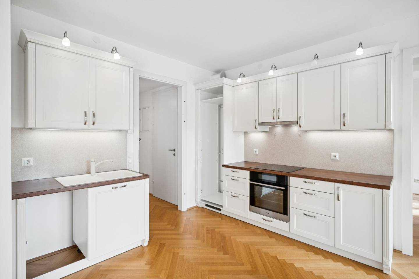 Helle 2-Zimmer-Wohnung mit großzügigem Balkon in ruhiger Innenhoflage