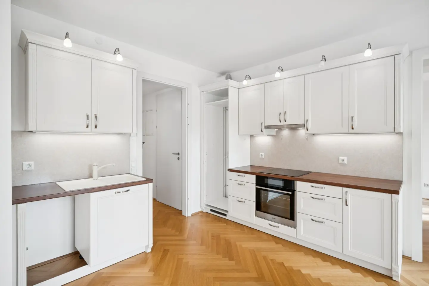 Helle 2-Zimmer-Wohnung mit großzügigem Balkon in ruhiger Innenhoflage