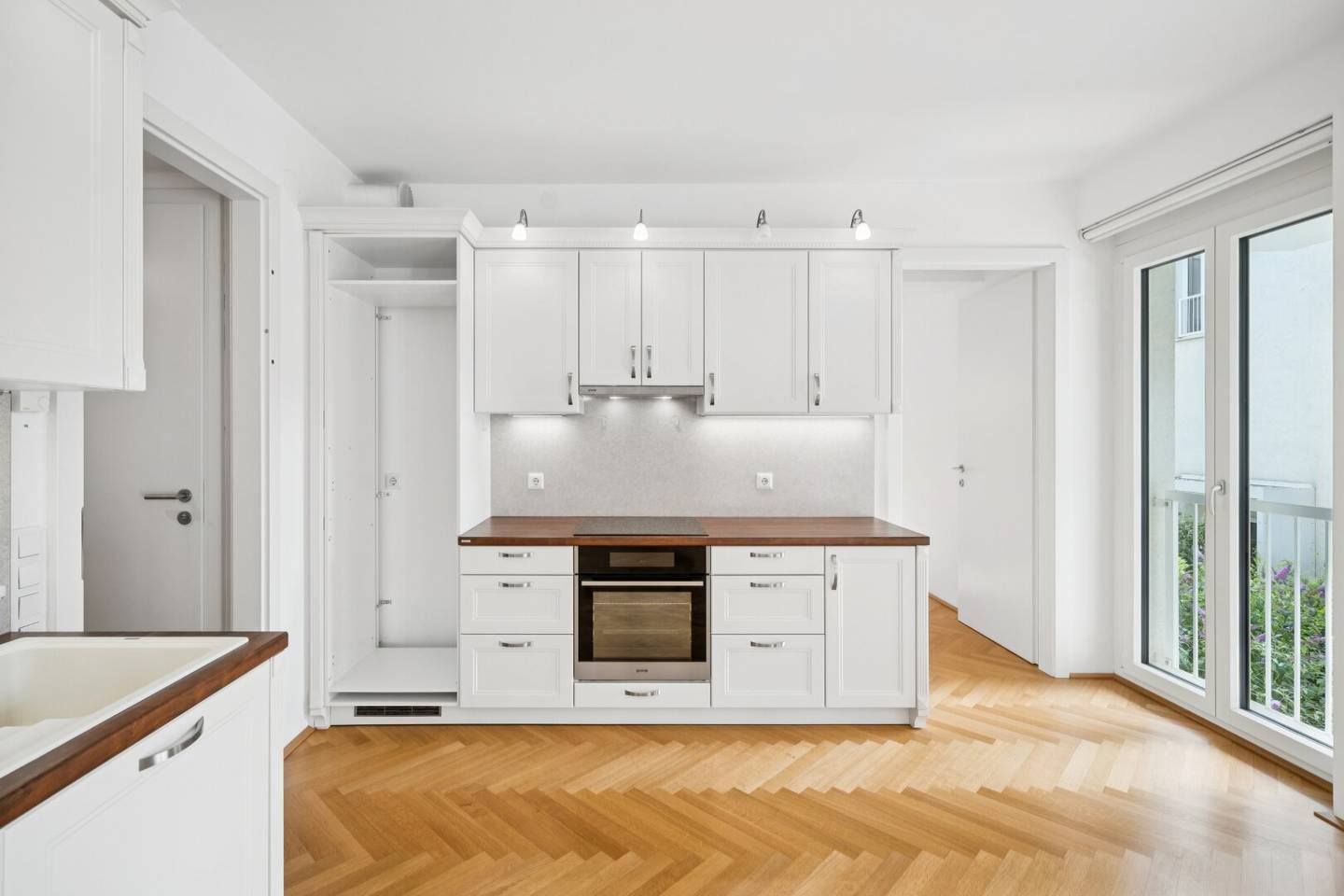 Helle 2-Zimmer-Wohnung mit großzügigem Balkon in ruhiger Innenhoflage