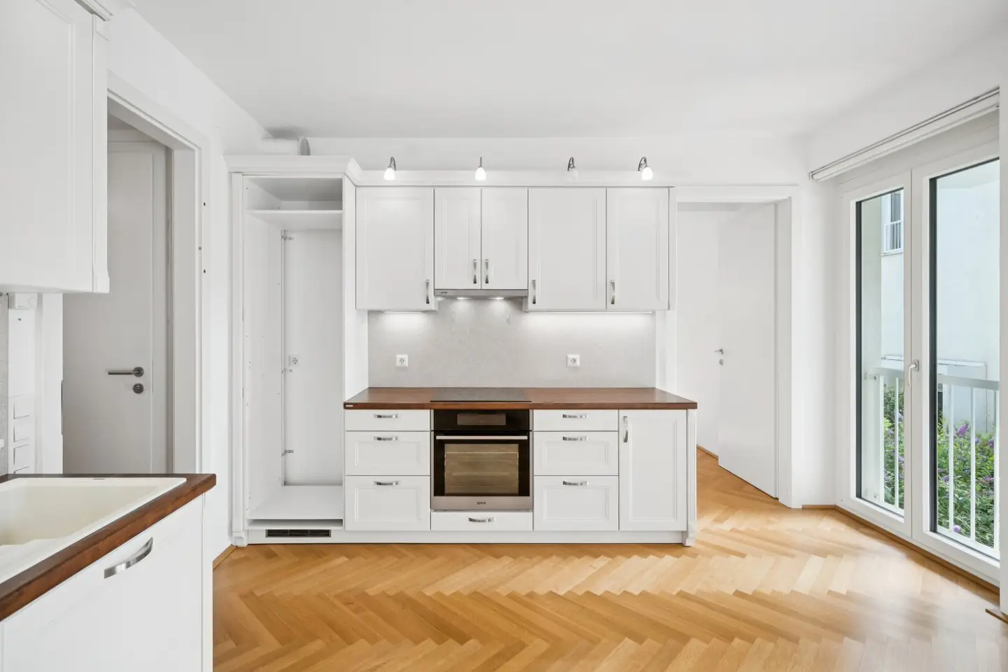 Helle 2-Zimmer-Wohnung mit großzügigem Balkon in ruhiger Innenhoflage
