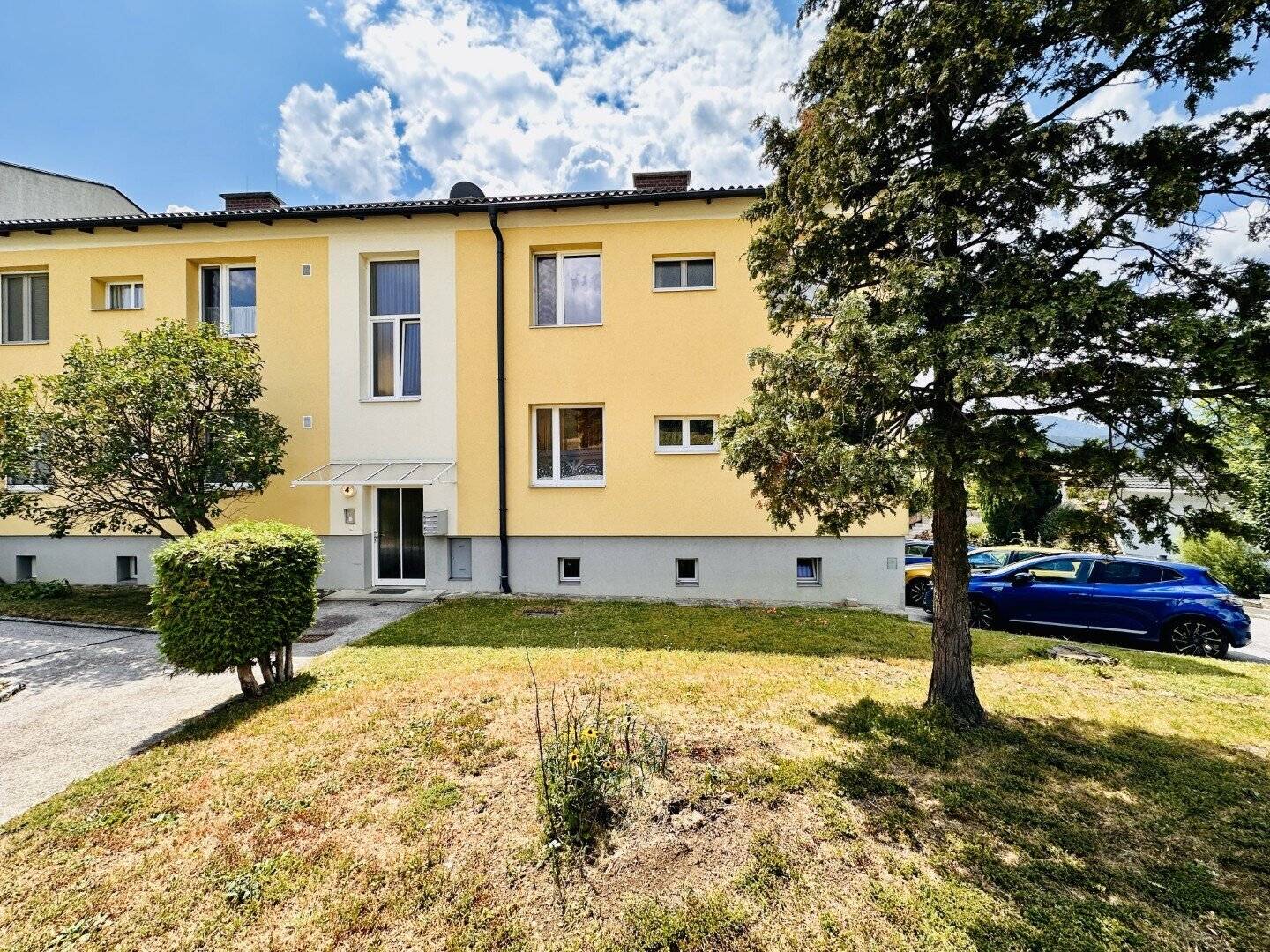 Helle Eigentumswohnung mit Balkon &amp; Schneebergblick | Garage für 2 Fahrzeuge