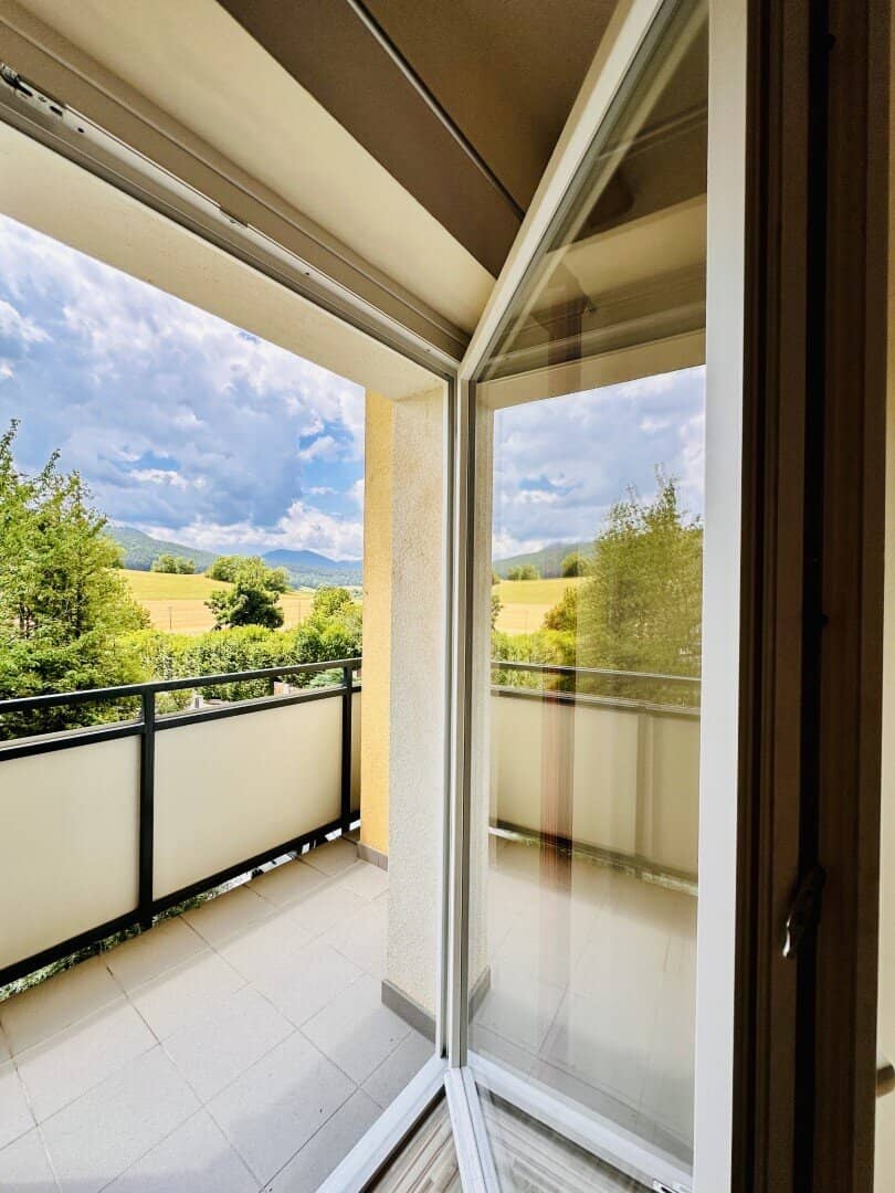 Helle Eigentumswohnung mit Balkon &amp; Schneebergblick | Garage für 2 Fahrzeuge
