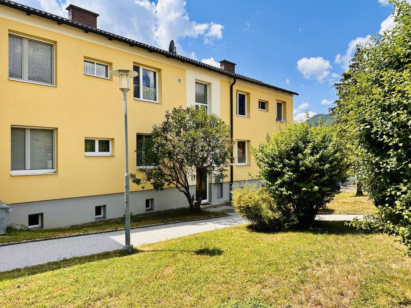 Helle Eigentumswohnung mit Balkon &amp; Schneebergblick | Garage für 2 Fahrzeuge