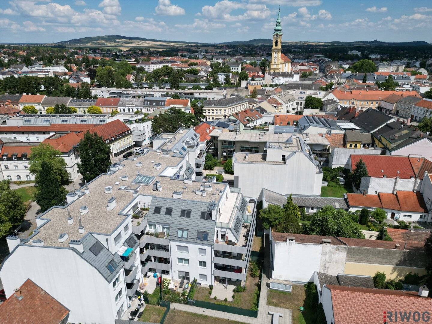 Privatsphäre in Zentrumslage | lichtdurchflutetes Dachgeschoss | 37m² Terrasse mit herrlichem Weitblick über die Donau und ins Weinviertel | Heizen &amp; Kühlen mit eigener Luftwärmepumpe | 2 Tiefgaragenplätze