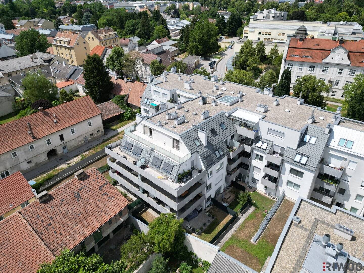 Privatsphäre in Zentrumslage | lichtdurchflutetes Dachgeschoss | 37m² Terrasse mit herrlichem Weitblick über die Donau und ins Weinviertel | Heizen &amp; Kühlen mit eigener Luftwärmepumpe | 2 Tiefgaragenplätze