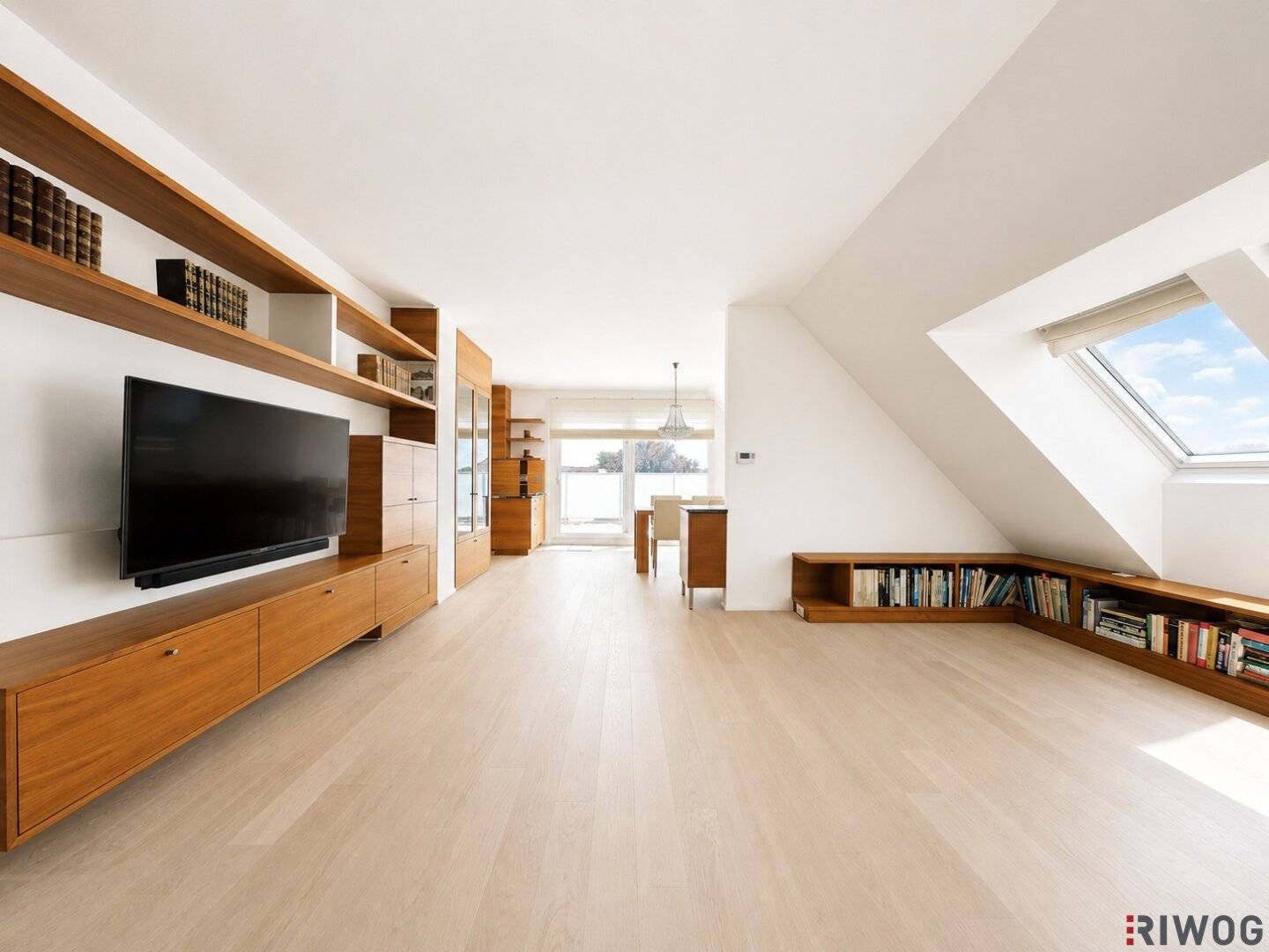 Privatsphäre in Zentrumslage | lichtdurchflutetes Dachgeschoss | 37m² Terrasse mit herrlichem Weitblick über die Donau und ins Weinviertel | Heizen &amp; Kühlen mit eigener Luftwärmepumpe | 2 Tiefgaragenplätze