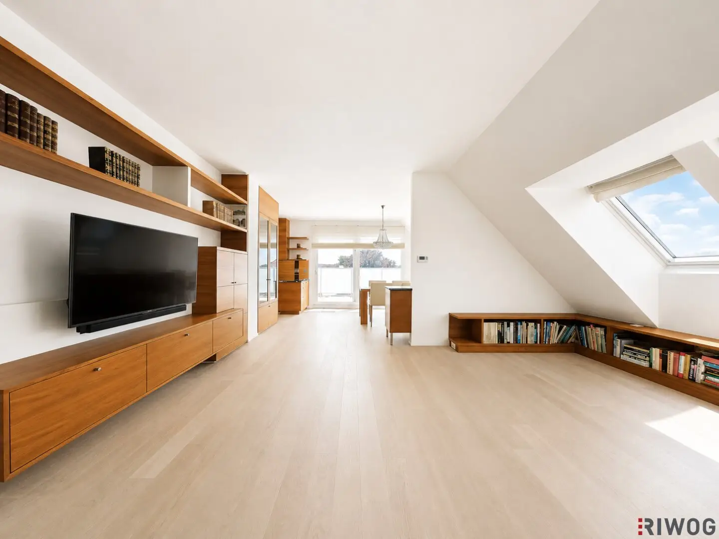 Privacy in central location | bright top floor apartment | 37m² terrace with magnificent wide view over the Danube and the Weinviertel | Heating and cooling with own air source heat pump | 2 underground parking spaces