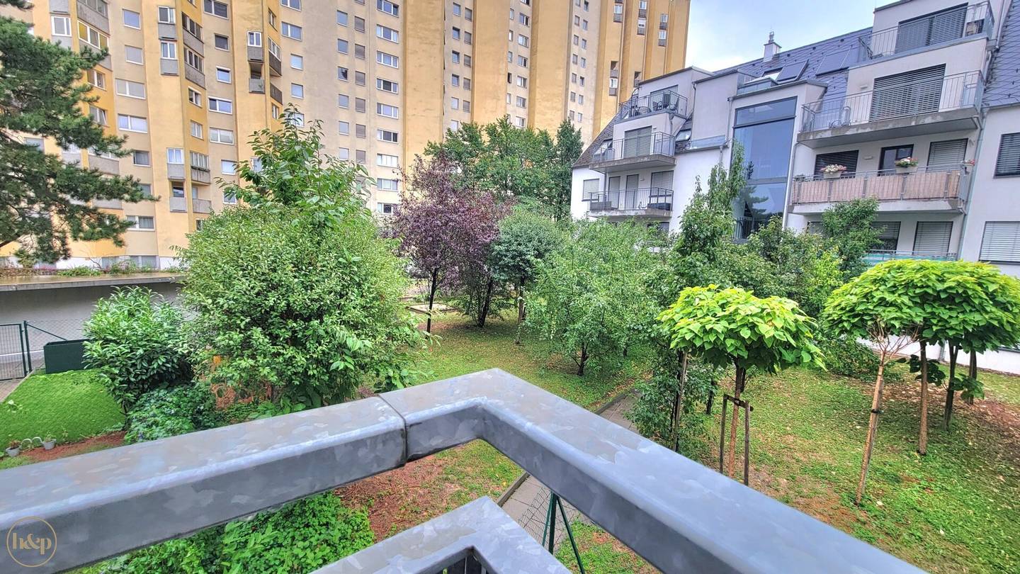 4-room balcony apartment with perfect infrastructure including garage, heating and hot water costs