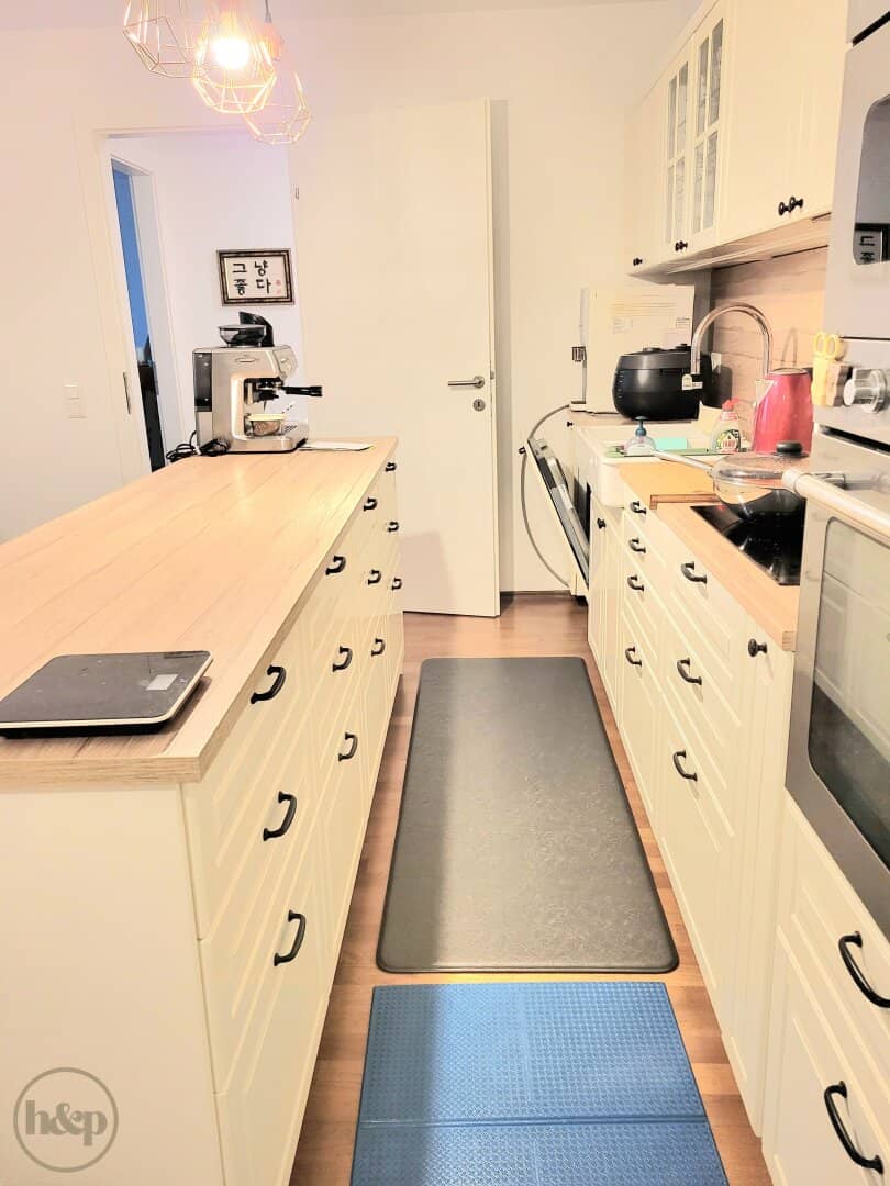 4-room balcony apartment with perfect infrastructure including garage, heating and hot water costs