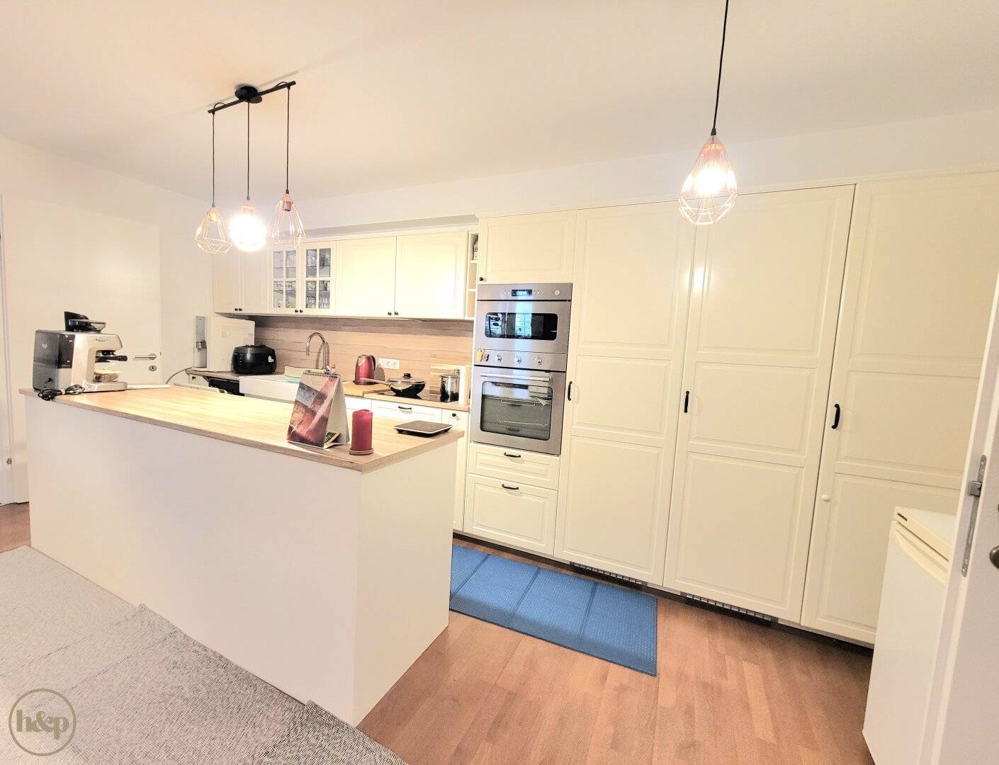 4-room balcony apartment with perfect infrastructure including garage, heating and hot water costs