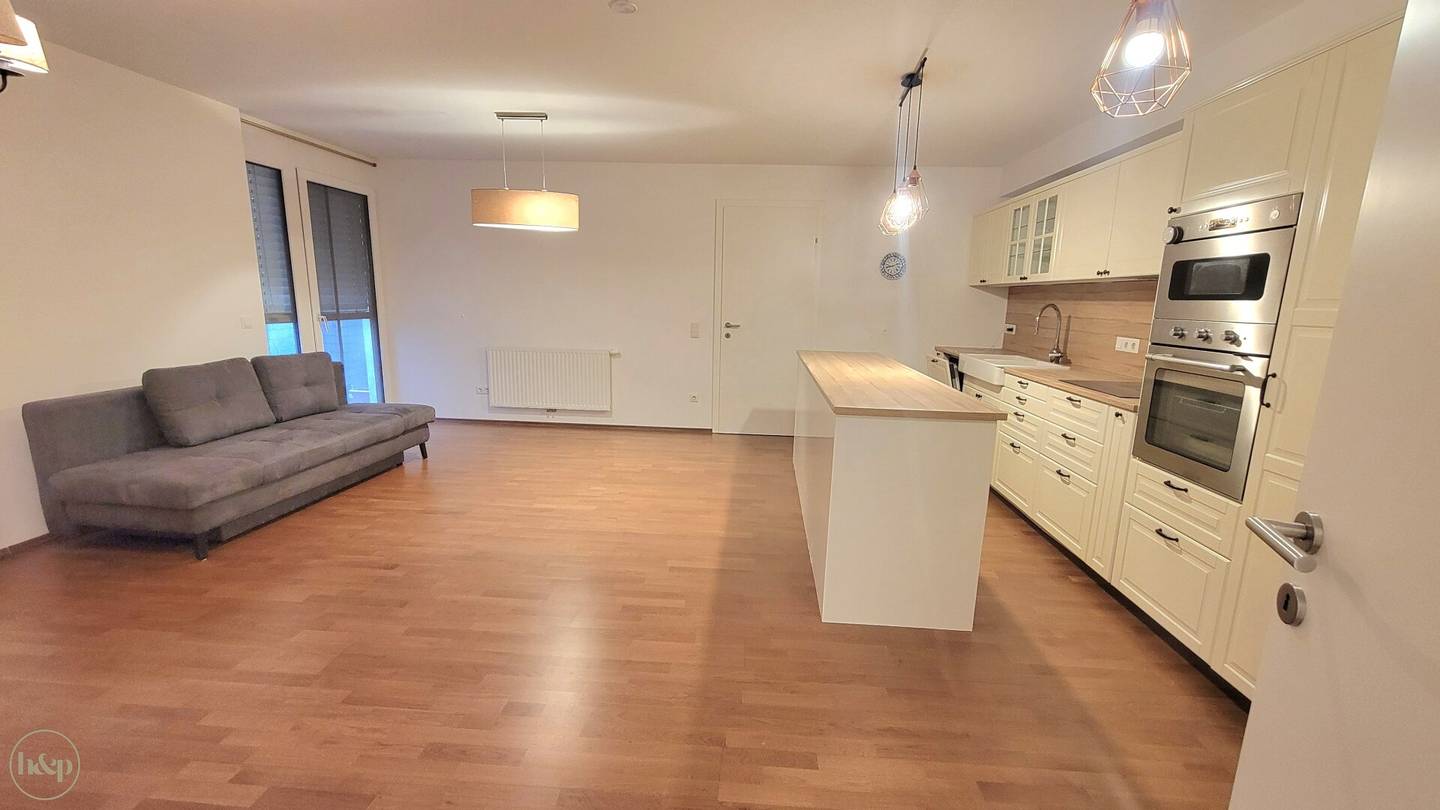 4-room balcony apartment with perfect infrastructure including garage, heating and hot water costs
