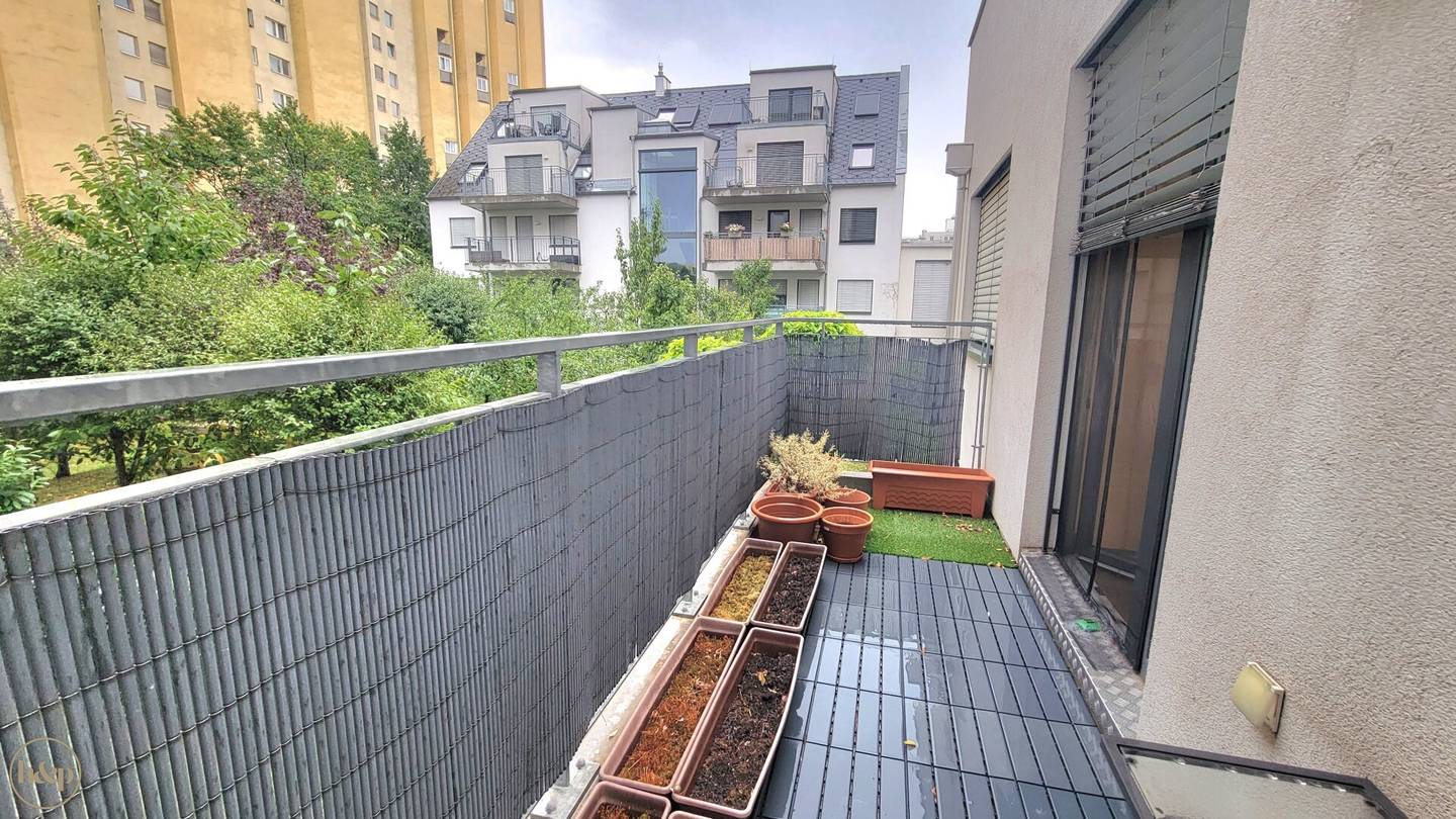 4-room balcony apartment with perfect infrastructure including garage, heating and hot water costs