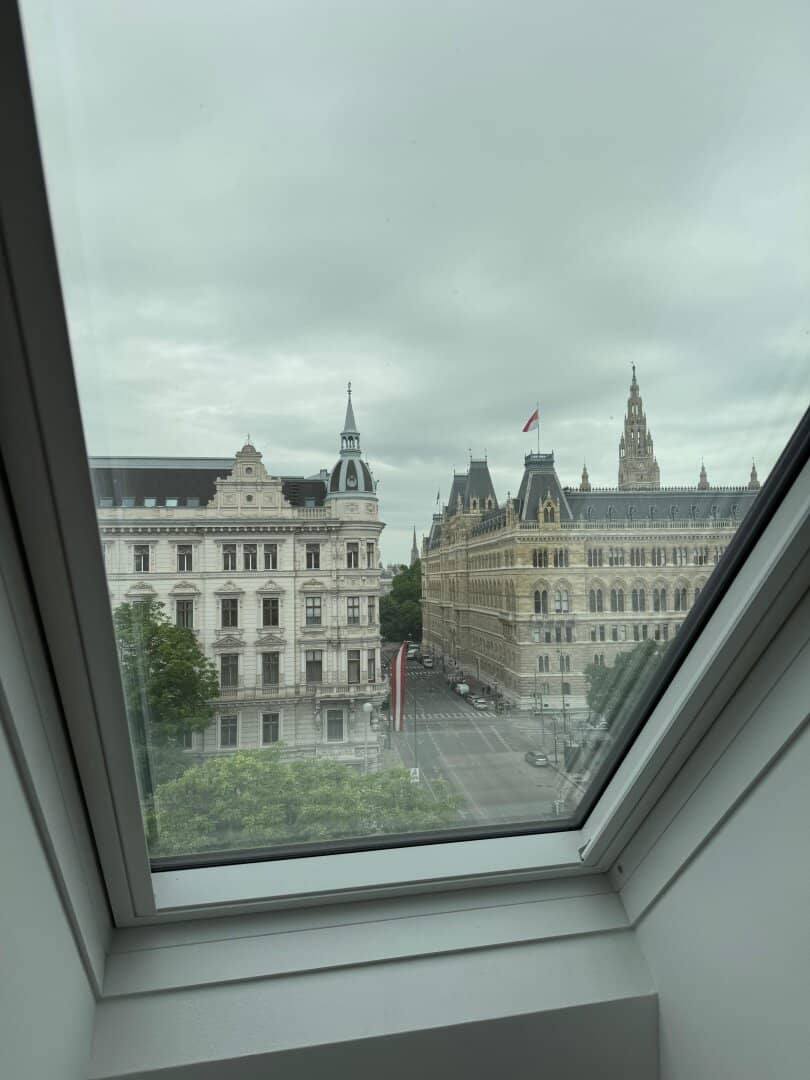 Exclusive air-conditioned 3-room penthouse apartment directly at Vienna City Hall